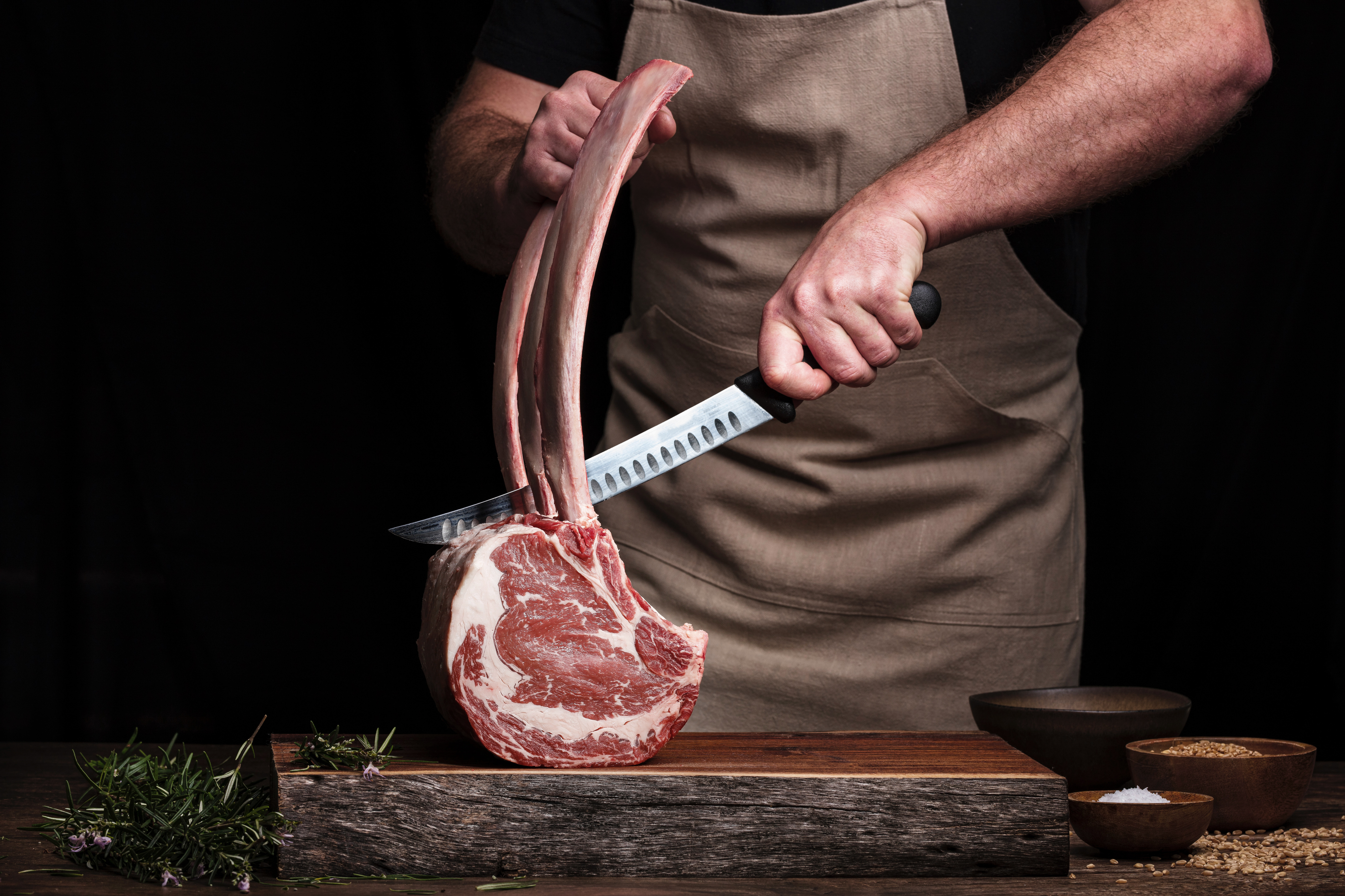 Le boucher prépare vos commandes à Bonnée
